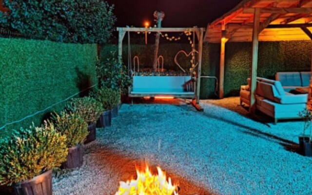 Charming Bungalow with Shared Garden near Beach in Cinarcik, Yalova