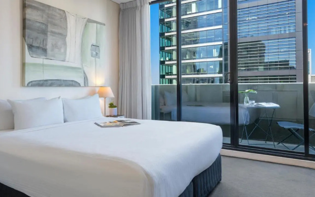 Oaks Melbourne on Collins Suites