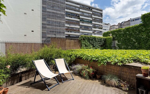 Bright and Modern Apt With Patio in Paris 18th!