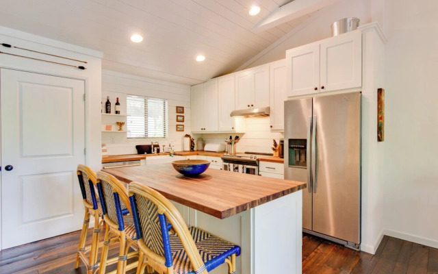 High-end Sapphire Retreat on Fairfield Lake!