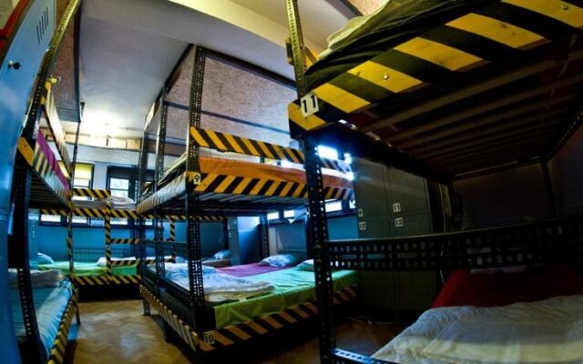 High 5 Hostel