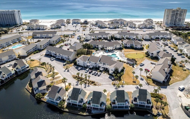 SPC 1034 is a Pet Friendly 1 BR with Free Beach Service for 2! by RedAwning