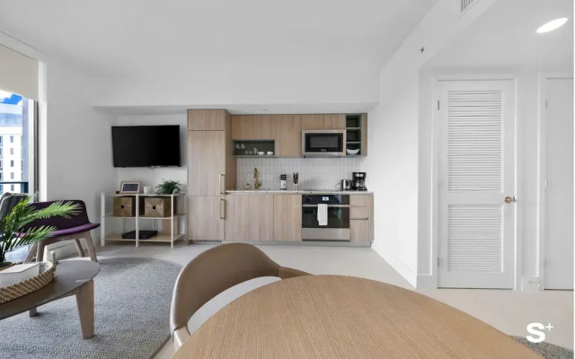 Luxe 1-BR with Stunning Downtown Views