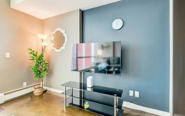 Downtown Condo w Incredible Views and BBQ