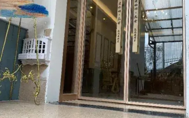 Taining Flower House B&B