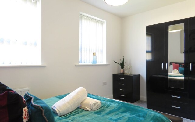 Tudors eSuites Birmingham House with Private Garden Free Parking