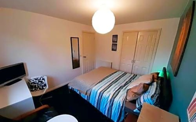 2bed Guest Wing - Charming Glasgow Villa - off M8 M80