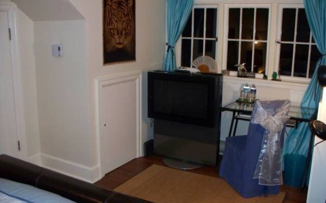 Charm of Qualicum Bed and Breakfast