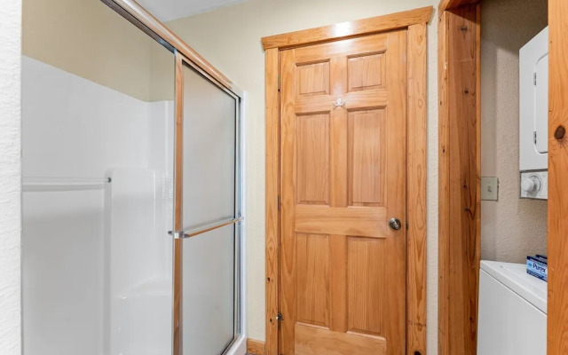 River's Creek 4 Bedroom Cabin by RedAwning