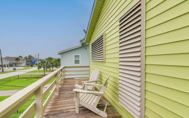 Private Dock & Kayaks: Coastal Gem in Galveston