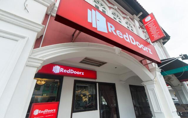 RedDoorz near Marine Parade Central