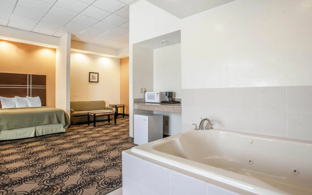 Quality Suites Milwaukee Airport