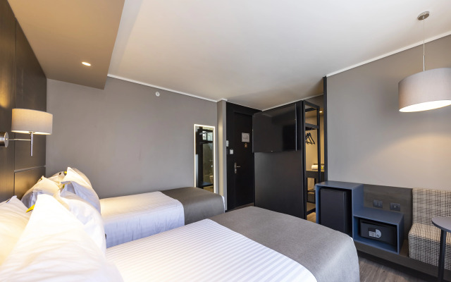 Ola Santiago Providencia, Tapestry Collection by Hilton