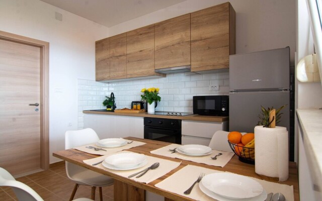 All New Sea View Apartment Moderna