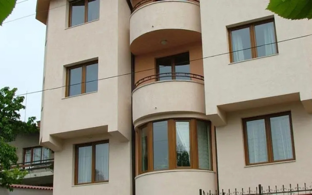 Family Hotel Emaly 1