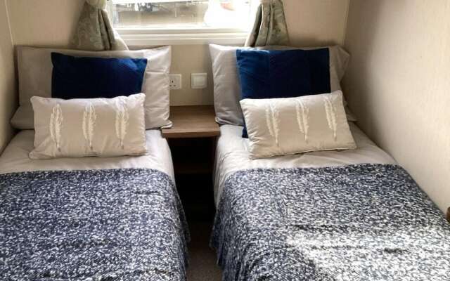 Immaculate 8-bed Cabin in Tattershall Lake