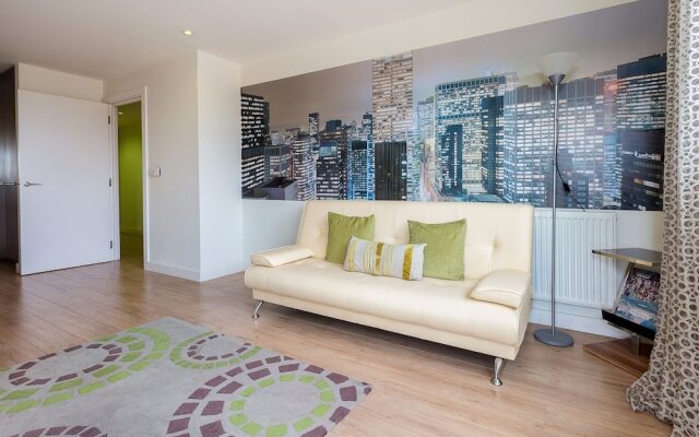 Greenwich Two Bed Flat, with Pool &Parking