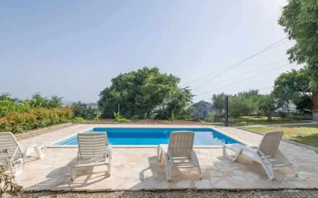 Charming Retreat Holiday Home Mravince With Pool
