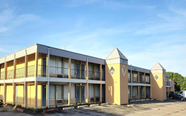 Castle Inn & Suites By Oyo Lawton