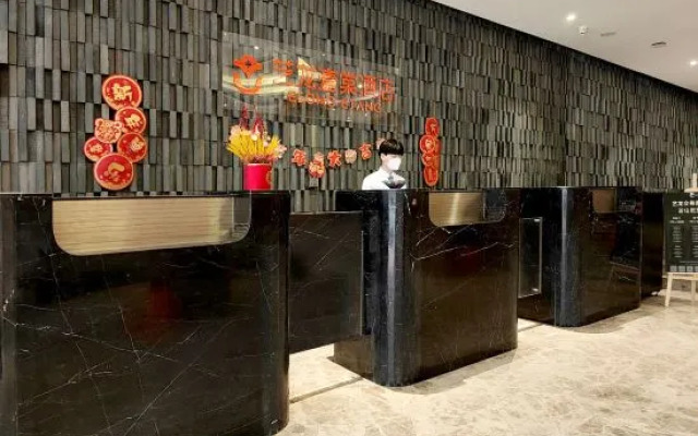Yilongxuan Hotel (Guangzhou Baiyun Airport Renhe Subway Station)