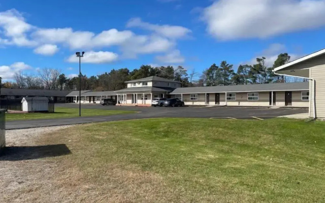 Colonial House Motor Inn