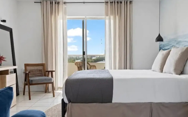Bayshore Bliss- Cozy Space Pool Views