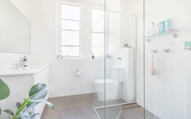 Bright Harbour Side 1 Bedroom Apartment