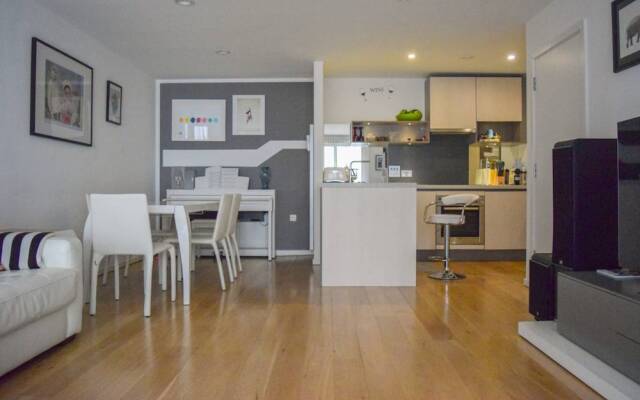 Modern 2 Bedroom Apartment with Balcony On The Canal