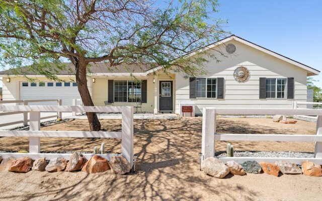 Golden Desert Ranch - Hot Tub, Fire Pit And Bbq! 3 Bedroom Home by RedAwning