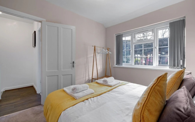 Delightful House 4 bed 2 bath  - Parking