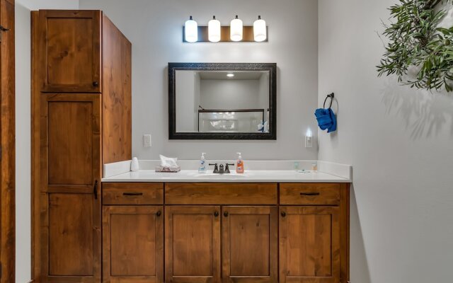 Rockwood Lake Lodge 7 Bedroom Home by RedAwning