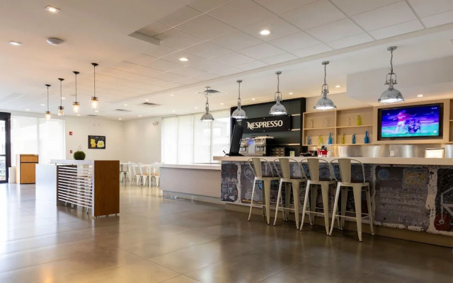 Entire Studio With Free Shuttle to Disney