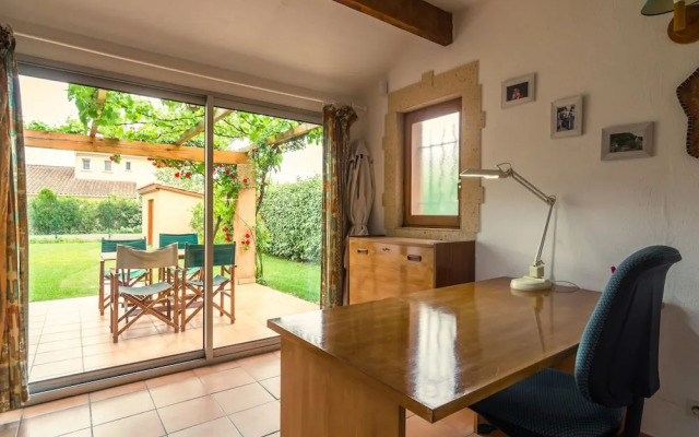 Cozy Holiday Home in Noves with Swimming Pool