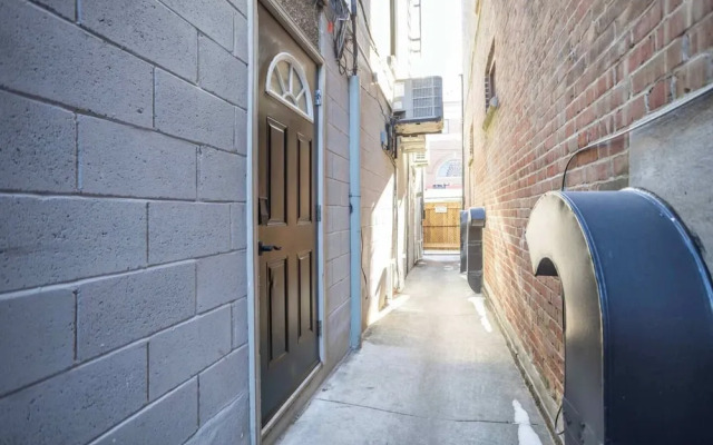 Casa Queen-Leslieville Suite w LRG Patio