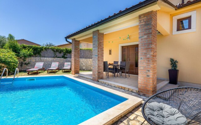 Beautiful Home in Liznjan With Wifi and 2 Bedrooms