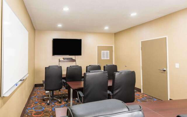 Econo Lodge Inn & Suites East