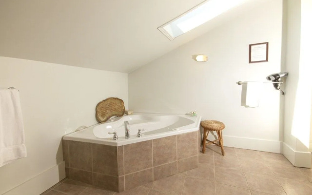 Homeport Historic Bed & Breakfast/Inn c 1858