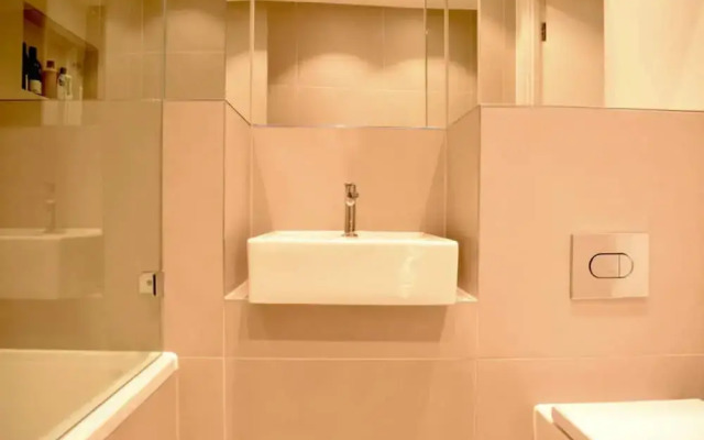 Modern 3 Bedroom Top Floor Apartment