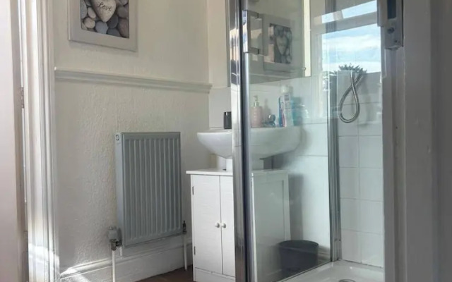 Modern 2-bed Victorian Apartment - Sleeps 6 & Pets