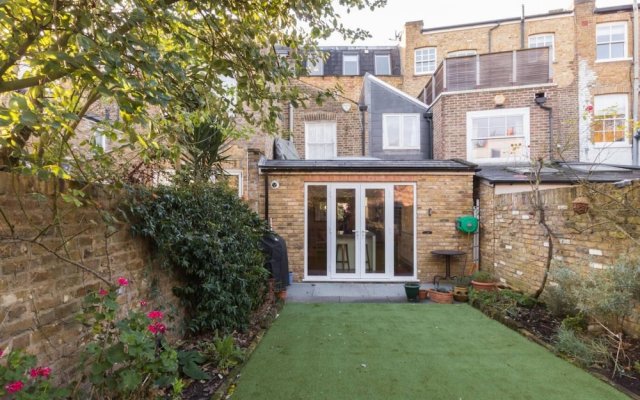Charming 4-bed House w Garden in Fulham