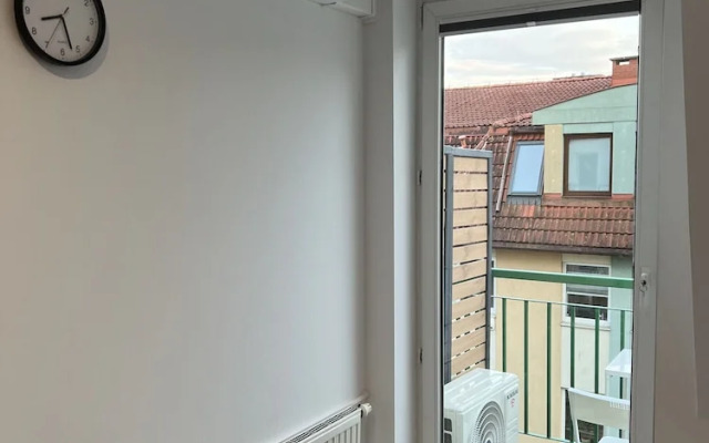 Sunny Apartment With Parking by Renters