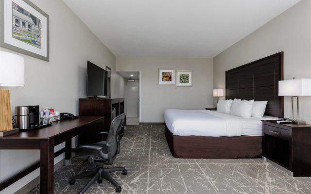 Orangewood Inn & Suites Kansas City Airport