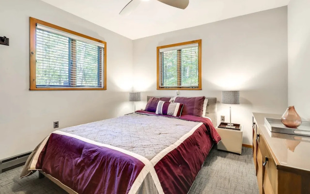 Gorgeous Bushkills Lodge w/ Pool Access!