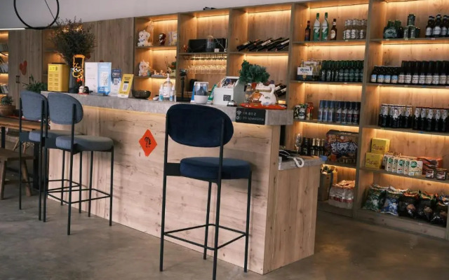 No Flowers Boutique Hostel