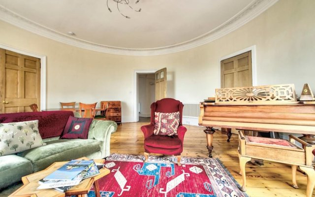 Heart of the City: St Andrew Square 2bed/2bath Apt