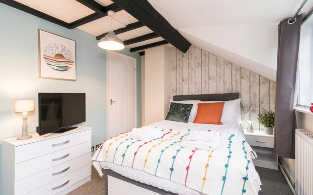 Excellent 3 bed House - Close To Airport