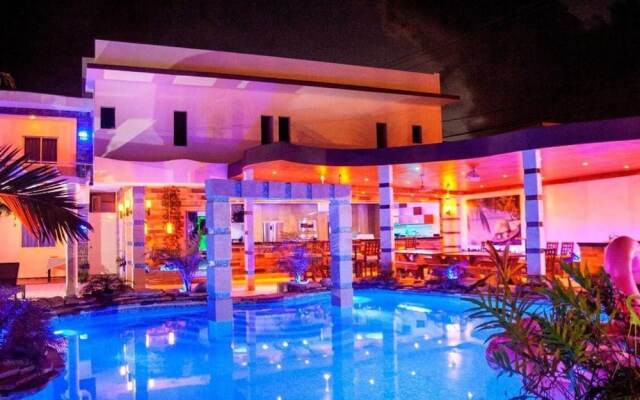 Luxury 14 Bedroom Villa Walking to Clubs/beaches!