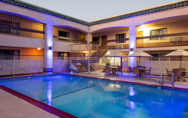 Days Inn & Suites by Wyndham Artesia