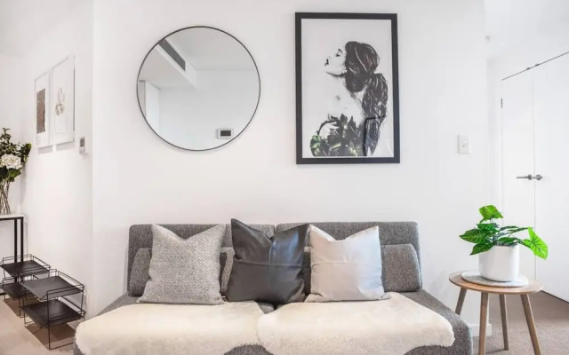 2BR Luxury Skytower Views CBD Pool Gym Netflix