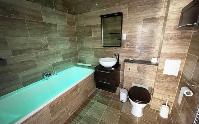 Continental Apartment- 2-bed Penthouse Farnborough